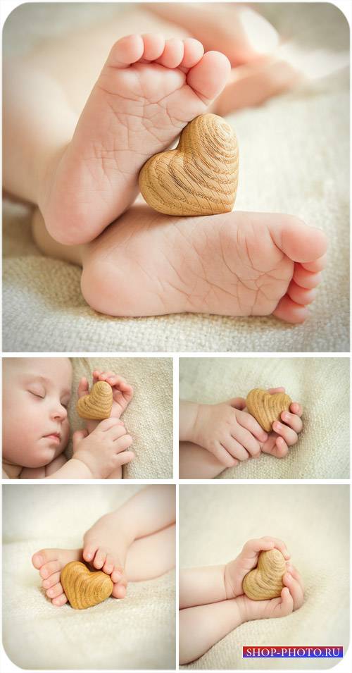 Детские ножки и сердечко, сердце в руках - сток фото