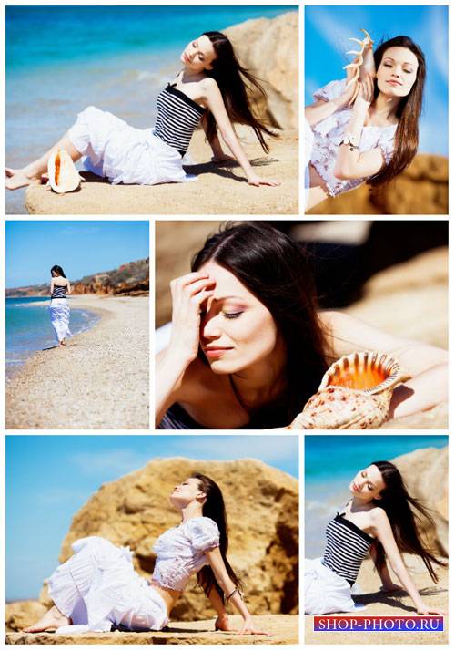 Красивая девушка с ракушкой на морском побережье