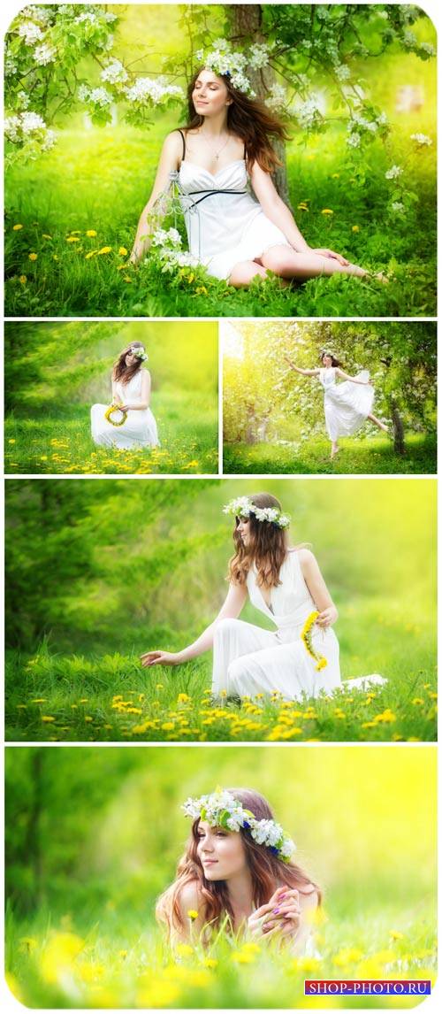 Девушка в цветочном венке, природа / Girl in a flower wreath, nature - Stoc ...