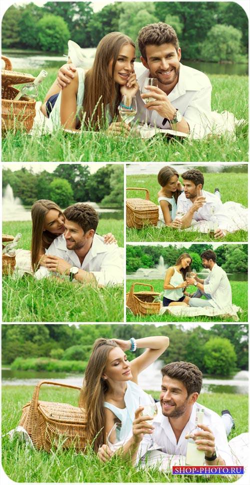Красивая пара, пикник на природе / Beautiful couple having a picnic - Stock ...