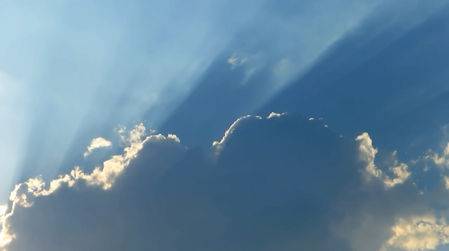 Футаж - Солнечные  лучи сквозь облака