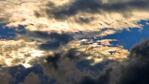 Футаж - Золотые облака в вечернем небе