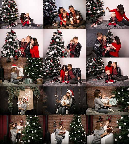 Семья у новогодней ёлки - Клипарт / Family at Christmas tree - Graphic