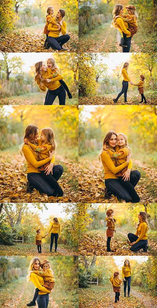  Мать и дочь в осеннем парке - Растровый клипарт /  Mother and daughter in autumn park - Raster clipart