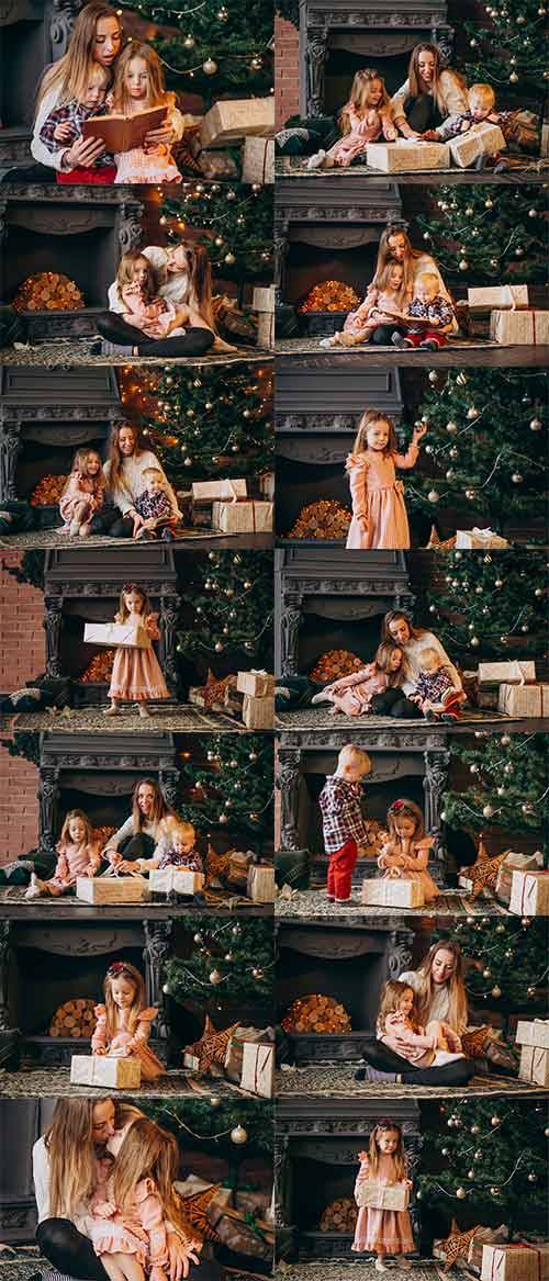 Дети и мама у ёлки - Растровый клипарт / Children and mother at the Christmas tree - Raster clipart