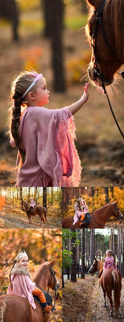 Маленькая девочка и конь - Фотоклипарт