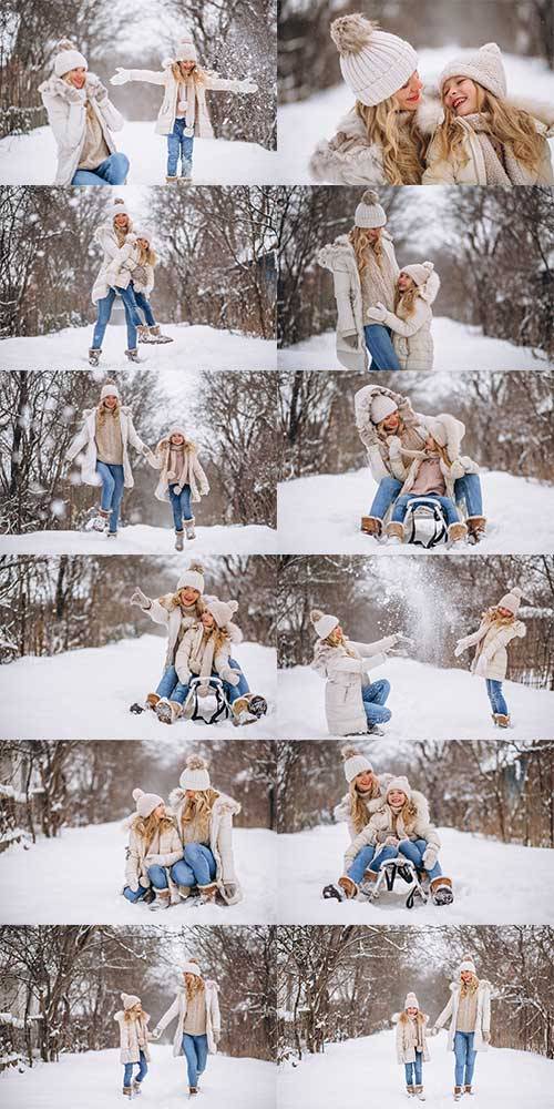Мама и дочка на прогулке в зимнем парке - Фотоклипарт